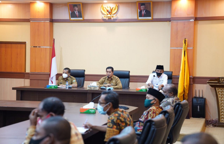 Pjs Bupati Keerom Bertemu Tokoh Agama dan Adat Setempat